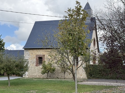 Nous faisons un aller-retour sur quelques pas pour observer la petite église Saint-Sauveur, parfois appelée chapelle, église paroissiale de Cordelleville. Photo de l'intérieur dans l'album.