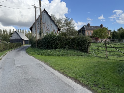 Nous traversons Petit et Grand Cordelleville sur une petite route tranquille.