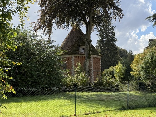Nous longeons le colombier du château du Fossé. Le château lui-même n'existe plus.