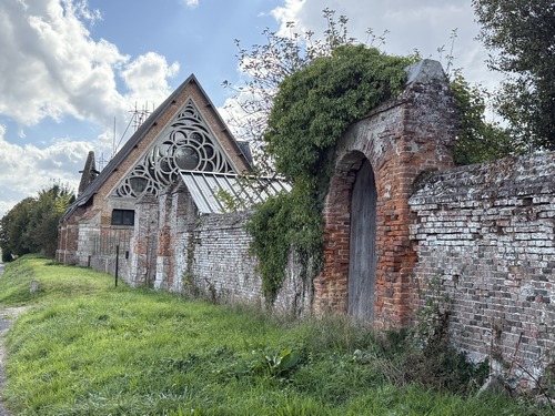 Dans le domaine du château du Fossé a été créé le collège de Normandie, pensionnat conçu à la manière des collèges anglais. La chapelle du collège que l'on voit ici était une chapelle œcuménique. Les travaux de restauration ne semblent plus avancer depuis longtemps.