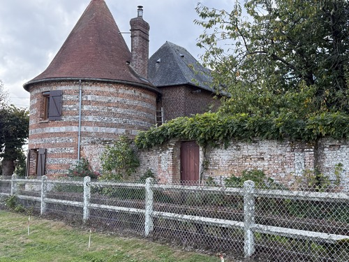 Tour d'angle du domaine du château du Fossé aménagée en habitation.