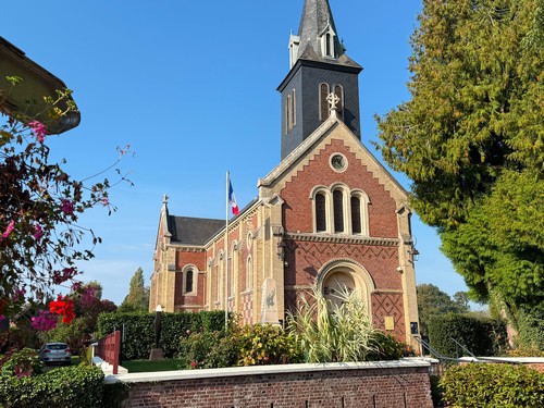 Au Thuit, nous tournons vers le nord ouest pour rejoindre le centre du bourg de Mont-Cauvaire, avec ici l'église Saint-Martin (XIXe en remplacement de l'église du XVIe)