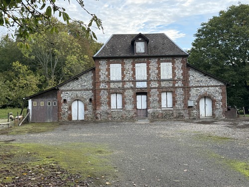 Ancienne maison forestière de Maucomble, construction typique des maisons forestières de la région. L'ancienne verrerie se trouve juste à côté de la maison forestière, et est désormais une habitation privée.