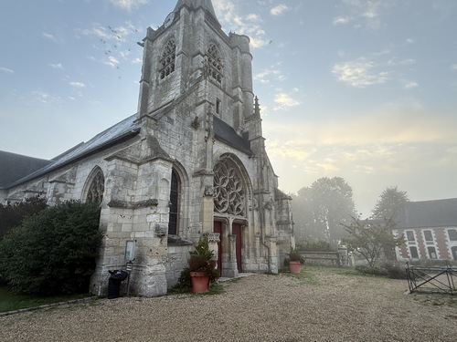 Nous partons du parking de l'église Notre-Dame-et-Saint-Mathurin (XVIe), connue pour ses ex-votos de marins, dont une maquette de brick (1830) et un vitrail offert par un capitaine.