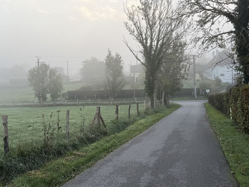 Nous allons continuer en face, sur le chemin de Caveaumont qui monte vers le Chemin du Moulin.
