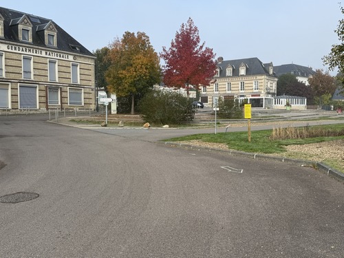 Place du quai Hilaire Tertre, avec l'ancienne gendarmerie désormais fermée.