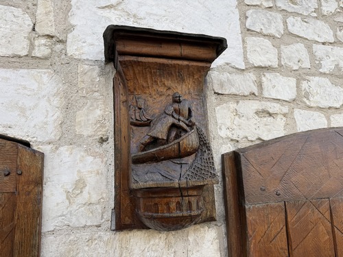 Les Pécheurs, détail de façade rue de la Libération.