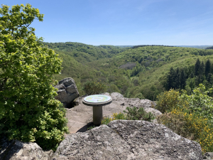 Vue de la randonnée La Roche d'Oëtre et les gorges de la Rouvre au départ de Saint-Philbert-sur-Orne, 61