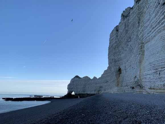 Vue de la randonnée Le tunnel du Chaudron à marée basse au départ de Etretat le Chaudron, 76