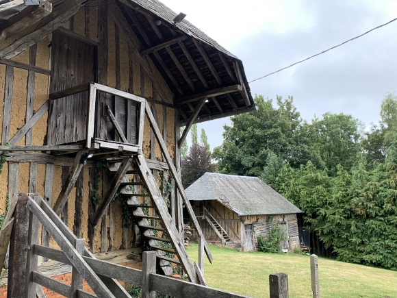 Vue de la randonnée chemins creux, paysages de bocage et maisons normandes au-dessus de la Calonne au départ de Bonneville-la-Louvet, 14