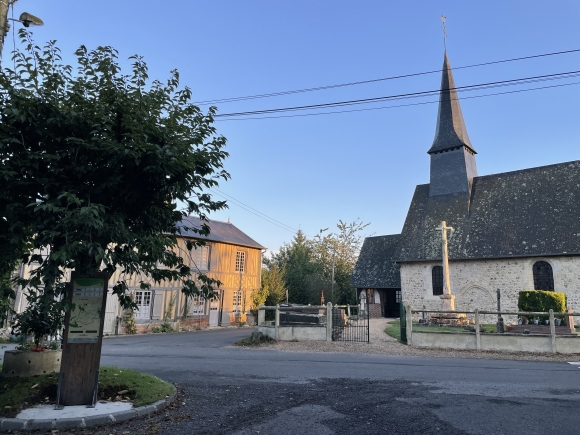 Vue de la randonnée Le Chemin de la Fontaine au Dragon entre Lisieux et Bernay au départ de La Chapelle-Hareng, 27