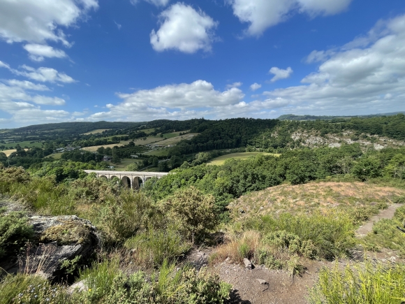 Vue de la randonnée Circuit des Rochers des Parcs le long de l'Orne au départ de Le Vey 2, 14